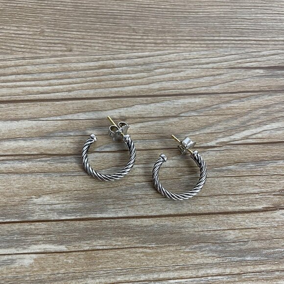 David Yurman Sculpted Cable Hoop Earrings in 925 Sterling Silver - Picture 2 of 7
